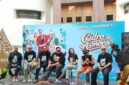 Jajaran pemain dan tim produksi foto bersama saat konferensi pers peluncuran film layar lebar Cidro Asmoro di Raminten's Kitchen, Yogyakarta