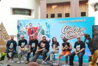 Jajaran pemain dan tim produksi foto bersama saat konferensi pers peluncuran film layar lebar Cidro Asmoro di Raminten's Kitchen, Yogyakarta