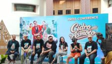 Jajaran pemain dan tim produksi foto bersama saat konferensi pers peluncuran film layar lebar Cidro Asmoro di Raminten's Kitchen, Yogyakarta