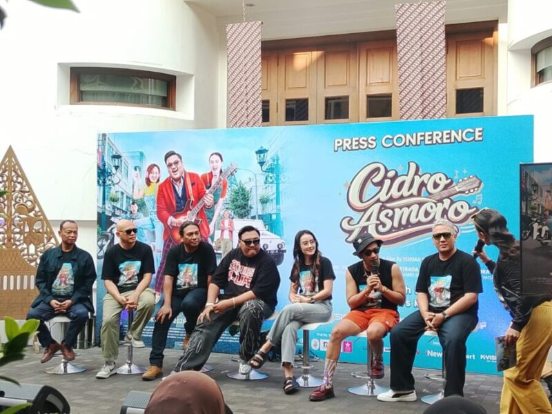 Jajaran pemain dan tim produksi foto bersama saat konferensi pers peluncuran film layar lebar Cidro Asmoro di Raminten's Kitchen, Yogyakarta