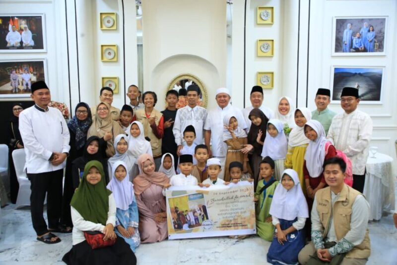 H. Herman Deru dan Ustaz H. Abdul Somad (UAS) foto bersama jajaran pejabat serta anak-anak usai menghadiri peringatan HUT ke-4 Masjid Hj. Sopiah di Kecamatan Gandus