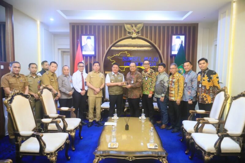 H. Herman Deru foto bersama jajaran pimpinan Bank Mandiri Region II/Sumatera 2 dan pejabat Pemprov Sumsel usai audiensi di Palembang