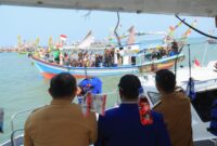 Andra Soni memantau iring-iringan perahu nelayan saat melakukan peninjauan wilayah pesisir di Kecamatan Panimbang, Pandeglang