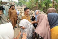 Andra Soni bersalaman dan berbincang hangat dengan warga saat meninjau langsung permukiman masyarakat pesisir di Kabupaten Pandeglang