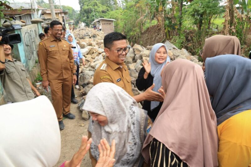 Andra Soni bersalaman dan berbincang hangat dengan warga saat meninjau langsung permukiman masyarakat pesisir di Kabupaten Pandeglang