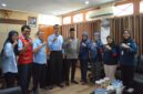 Agus Budiraharja (kelima dari kiri) berfoto bersama jajaran pengurus dan lima personel PMI Bantul yang dimobilisasi dalam misi kemanusiaan penanganan gempa bumi di Nusa Tenggara Timur (NTT) di Markas PMI Kabupaten Bantul, Yogyakarta