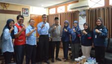 Agus Budiraharja (kelima dari kiri) berfoto bersama jajaran pengurus dan lima personel PMI Bantul yang dimobilisasi dalam misi kemanusiaan penanganan gempa bumi di Nusa Tenggara Timur (NTT) di Markas PMI Kabupaten Bantul, Yogyakarta
