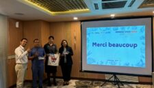 Perwakilan penyelenggara berfoto bersama peserta usai sesi pelatihan gastronomi yang menjadi bagian dari rangkaian festival Rendez-vous Rasa 2026 di Jakarta