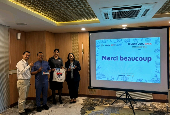 Perwakilan penyelenggara berfoto bersama peserta usai sesi pelatihan gastronomi yang menjadi bagian dari rangkaian festival Rendez-vous Rasa 2026 di Jakarta