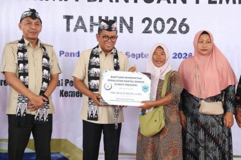 Penyerahan secara simbolis bantuan pemerintah berupa peralatan rantai dingin (chest freezer) kepada perwakilan kelompok nelayan dalam acara Serah Terima Bantuan Pemerintah Tahun 2026 dan Peluncuran Siap Hilirisasi Perikanan di KNMP Desa Cikiruhwetan