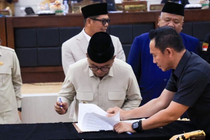 Andra Soni menandatangani draf persetujuan bersama DPRD terhadap Raperda Perubahan APBD Provinsi Banten Tahun Anggaran 2026 dalam Rapat Paripurna di Gedung DPRD Banten