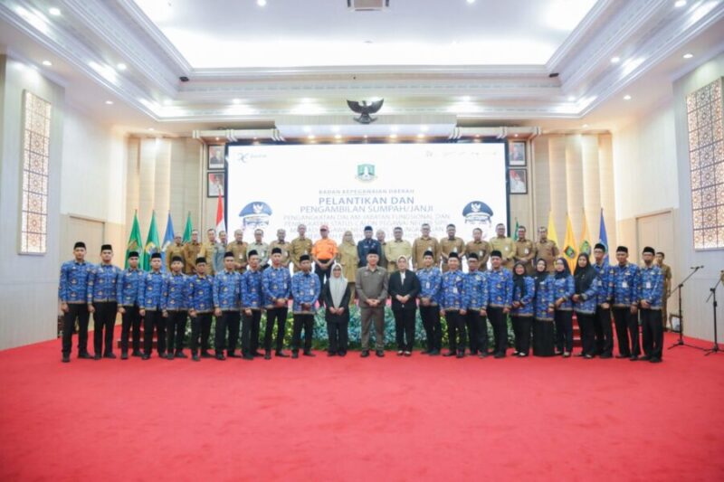 Sekretaris Daerah (Sekda) Provinsi Banten Deden Apriandhi (tengah, jas cokelat) berfoto bersama jajaran pejabat Pemprov Banten dan 21 Aparatur Sipil Negara (ASN) yang baru dilantik di Pendopo Gubernur Banten, KP3B, Curug, Kota Serang