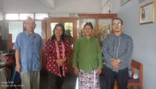 Kepala SMP Taman Dewasa Ibu Pawiyatan Ki Rosidi (second right, berbusana adat lurik hijau) berfoto bersama jajaran guru pendamping di lingkungan sekolah, Yogyakarta