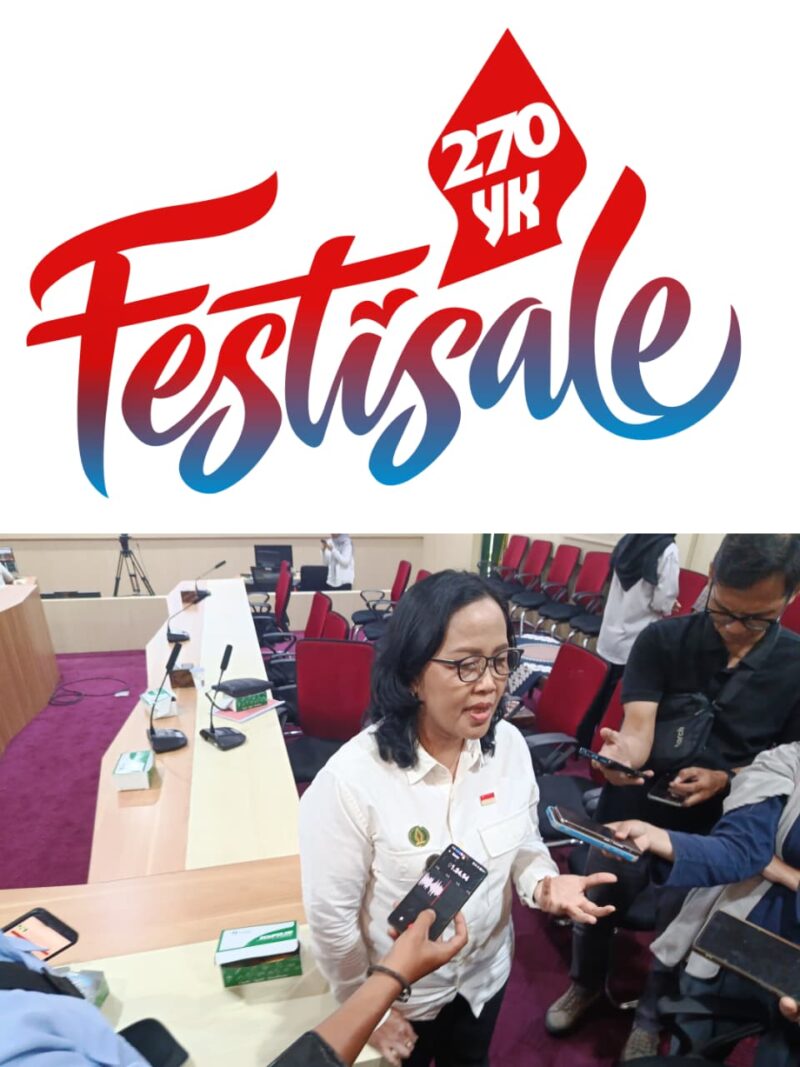 Kepala Bagian Perekonomian dan Kerja Sama Kota Yogyakarta Danang Yuli Saksono (depan, kemeja putih kanan) bersama narasumber lainnya memberikan paparan dalam jumpa pers FestiSale dan Gemati Pasar Jogja di Ruang Yudhistira