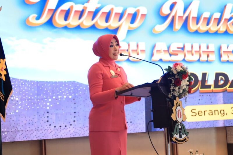 Ibu Asuh Polwan Polda Banten Ny. Ulfa Hengki memberikan arahan dalam kegiatan tatap muka bersama Polisi Wanita (Polwan) Polda Banten dan Polresta/Polres jajaran di Aula Gawe Kuta Baluwarti Polda Banten