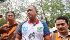Tri Adhianto (tengah), memberikan keterangan pers saat melakukan pemotongan kabel udara fiber optic yang semrawut di kawasan Bekasi Timur