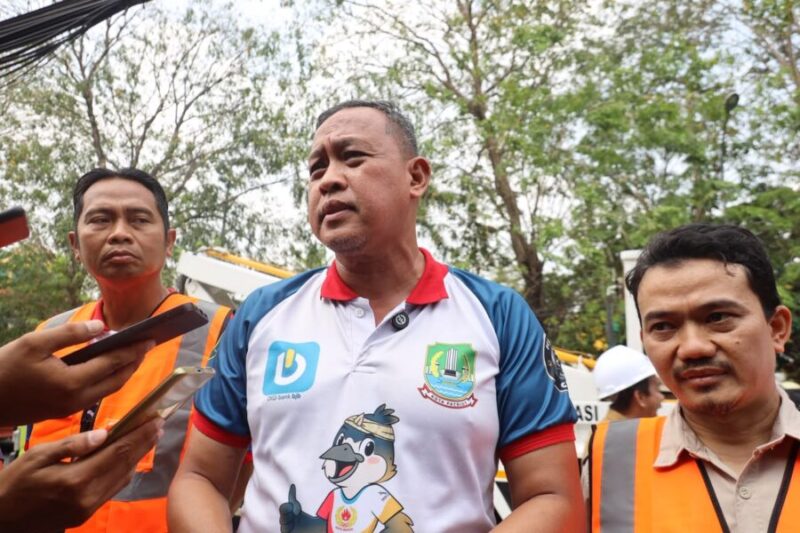 Tri Adhianto (tengah), memberikan keterangan pers saat melakukan pemotongan kabel udara fiber optic yang semrawut di kawasan Bekasi Timur