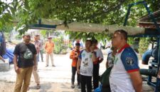 Tri Adhianto (kanan) meninjau langsung kondisi saluran air dan tanggul di Perumahan Mandosi Permai, Kelurahan Jatiluhur, Kecamatan Jatiasih, Kota Bekasi