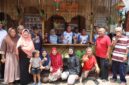 Tri Adhianto (tengah), berfoto bersama warga saat meninjau potensi lingkungan di RW 14, Kelurahan Pekayon Jaya, Kecamatan Bekasi Selatan