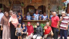 Tri Adhianto (tengah), berfoto bersama warga saat meninjau potensi lingkungan di RW 14, Kelurahan Pekayon Jaya, Kecamatan Bekasi Selatan