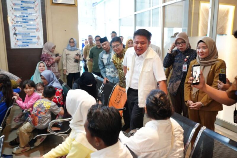 Herman Deru (rompi putih) menyapa dan meninjau langsung para pasien di ruang tunggu RS Khusus Mata Binar saat peluncuran program