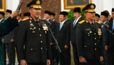 Jenderal Polisi Suyudi Ario Seto (kiri) dilantik sebagai Kapolri dan Komisaris Jenderal Polisi Wahyu Hadiningrat sebagai Wakapolri di Istana Negara, Jakarta, Kamis (1/10/2026). (Sekpres)