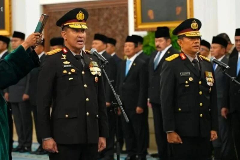 Jenderal Polisi Suyudi Ario Seto (kiri) dilantik sebagai Kapolri dan Komisaris Jenderal Polisi Wahyu Hadiningrat sebagai Wakapolri di Istana Negara, Jakarta, Kamis (1/10/2026). (Sekpres)