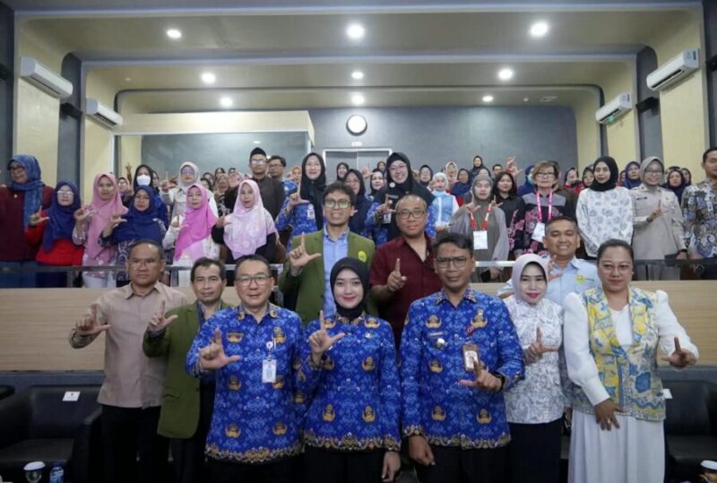 Wakil Gubernur Lampung Jihan Nurlela bersama jajaran pemerintah daerah, tenaga kesehatan, dan peserta Bakti Sosial Deteksi Dini Kanker Payudara dalam rangkaian PIT PERABOI ke-29 di RS Abdul Moeloek