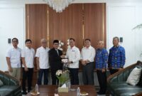 Bupati Bandung Dadang Supriatna foto bersama jajaran Pertamina Patra Niaga dan Pemkab Bandung usai membahas pengajuan tambahan kuota BBM subsidi di Rumah Dinas Bupati Bandung
