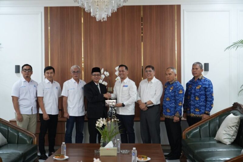 Bupati Bandung Dadang Supriatna foto bersama jajaran Pertamina Patra Niaga dan Pemkab Bandung usai membahas pengajuan tambahan kuota BBM subsidi di Rumah Dinas Bupati Bandung