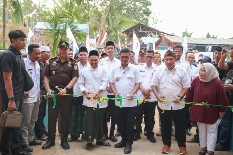 Andra Soni secara resmi memotong pita saat meresmikan Jembatan Leuwi Kukuk di Kampung Cibogo