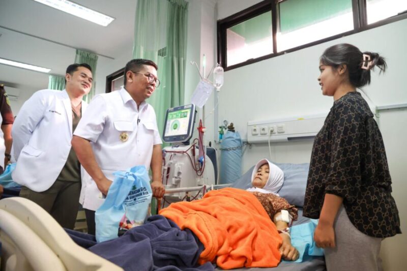 Andra Soni meninjau kesiapan fasilitas dan menyapa pasien di ruang layanan hemodialisis RSUD Malingping, Kabupaten Lebak.