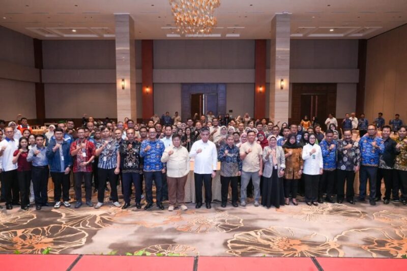 Menteri Ketenagakerjaan Yassierli (tengah) berfoto bersama para peserta dan perwakilan perusahaan dalam Temu Mitra Ketenagakerjaan di Bekasi