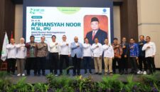 Wakil Menteri Ketenagakerjaan Afriansyah Noor (tengah) berfoto bersama pengurus AP2LN di atas panggung acara Rakernas AP2LN di Jakarta,