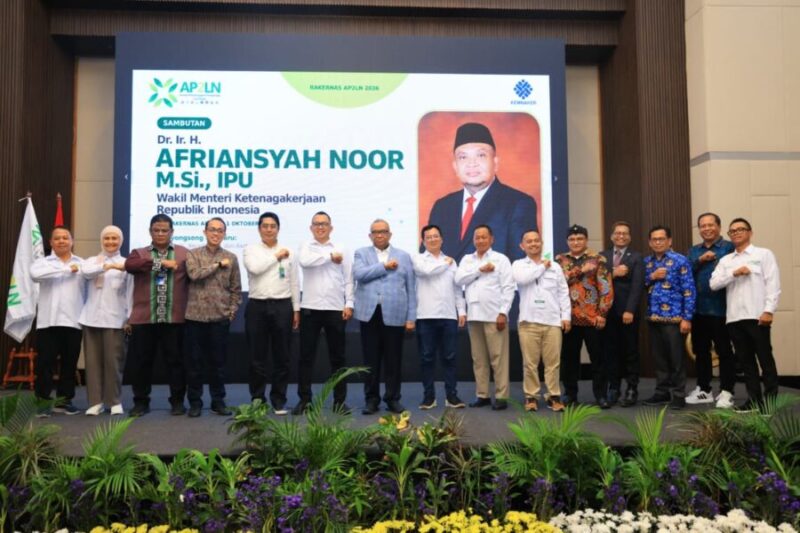 Wakil Menteri Ketenagakerjaan Afriansyah Noor (tengah) berfoto bersama pengurus AP2LN di atas panggung acara Rakernas AP2LN di Jakarta,
