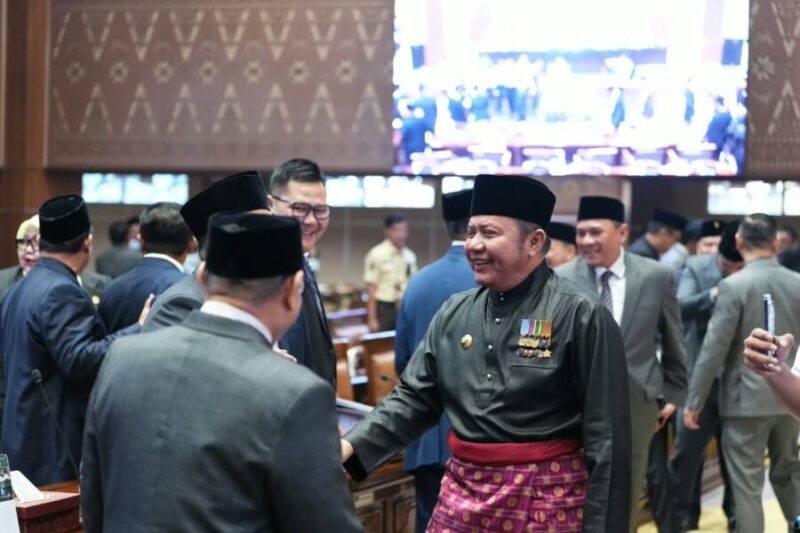 Dr. H. Herman Deru (kanan), berjabat tangan dengan salah satu pimpinan DPRD seusai menghadiri Rapat Paripurna XLII di Gedung DPRD Sumsel