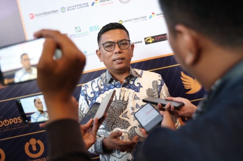 Gubernur Banten Andra Soni memberikan keterangan kepada awak media di Kota Serang, Banten