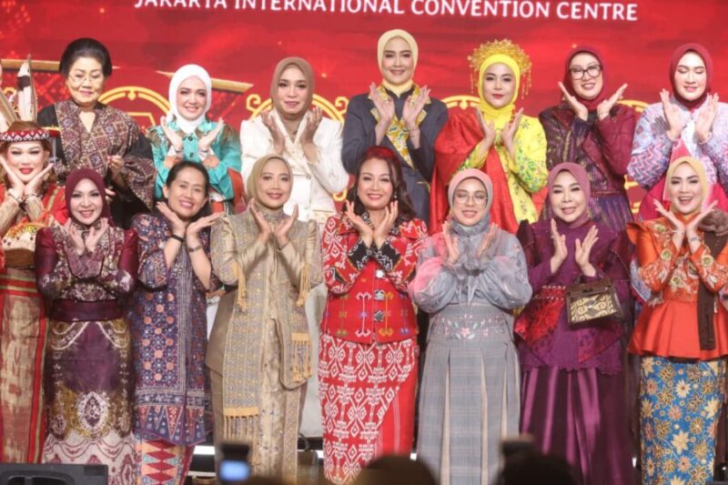 Ketua Dekranasda Provinsi Banten Tinawati Andra Soni (depan, tiga dari kiri) berfoto bersama para ketua Dekranasda dari berbagai provinsi pada penutupan Pameran Kerajinan Nusantara (Kriyanusa) 2026 di JICC
