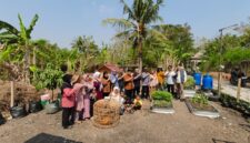 Tim pengabdian UMY melakukan pelatihan pengembangan Edu-Wisata Berbasis Circular Economy di Kebun Ayu Jiwa, Bangunjiwo