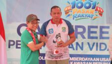 Menko PM Cak Imin dan Wali Kota Bekasi berjabat tangan dalam rangkaian Piloting 1001 Pasar Rakyat × Car Free Day di Vida Bekasi. Cak Imin menyebut Vida sebagai role model yang dapat diduplikasi di daerah lain untuk pengembangan ekonomi kecil dan menengah.