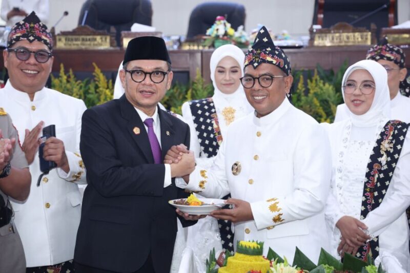 Momen keakraban Gubernur Lemhannas RI Tubagus Ace Hasan Syadzily saat menerima potongan tumpeng dan berjabat tangan pada Rapat Paripurna Istimewa HUT ke-26 Provinsi Banten.