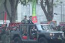 Komandan Korem 043/Garuda Hitam Brigjen TNI Sumarno Marjuki bertindak sebagai Inspektur Upacara saat melakukan pemeriksaan pasukan menggunakan kendaraan taktis pada Upacara Parade HUT ke-81 TNI