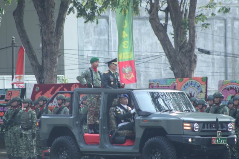 Komandan Korem 043/Garuda Hitam Brigjen TNI Sumarno Marjuki bertindak sebagai Inspektur Upacara saat melakukan pemeriksaan pasukan menggunakan kendaraan taktis pada Upacara Parade HUT ke-81 TNI