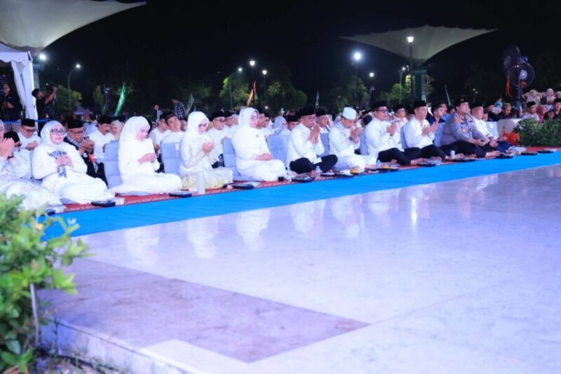 Andra Soni beserta jajaran Forkopimda dan jamaah khusyuk memanjatkan doa bersama dalam Tablig Akbar HUT ke-26 Provinsi Banten di halaman Masjid Agung Kesultanan Banten