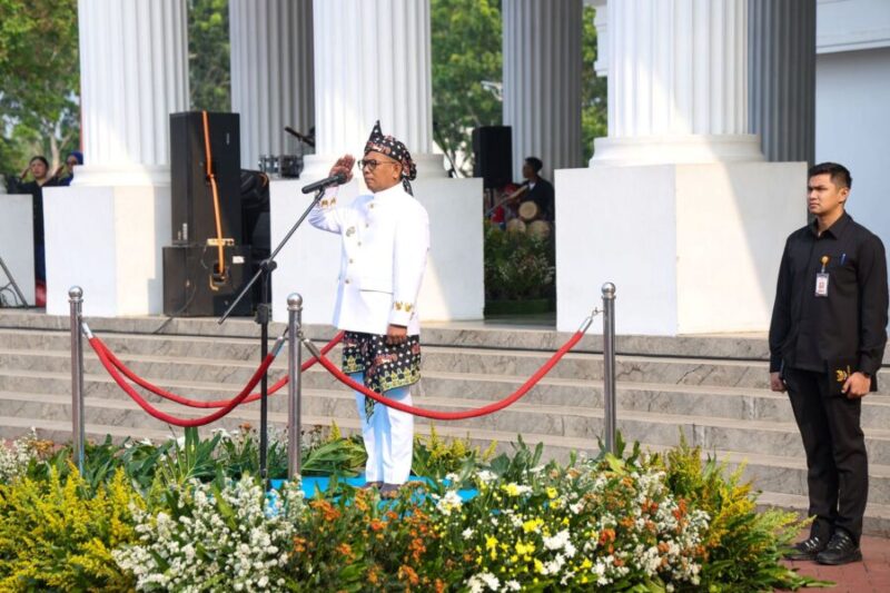 Andra Soni bertindak sebagai Inspektur Upacara Peringatan HUT ke-26 Provinsi Banten di Lapangan Upacara Kantor Gubernur Banten, KP3B, Kota Serang
