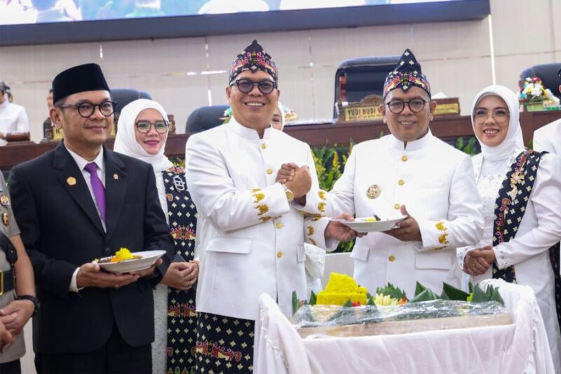 Andra Soni secara simbolis menyerahkan potongan tumpeng pada perayaan HUT ke-26 Provinsi Banten usai Rapat Paripurna Istimewa di Gedung DPRD Provinsi Banten