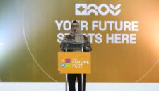 Foto Ana Windyawati, S.H., M.H., Staf Ahli Gubernur Bidang Hukum, Pemerintahan, dan Politik saat melakukan pemukulan gong sebagai tanda dibukanya The Future Fest 2026