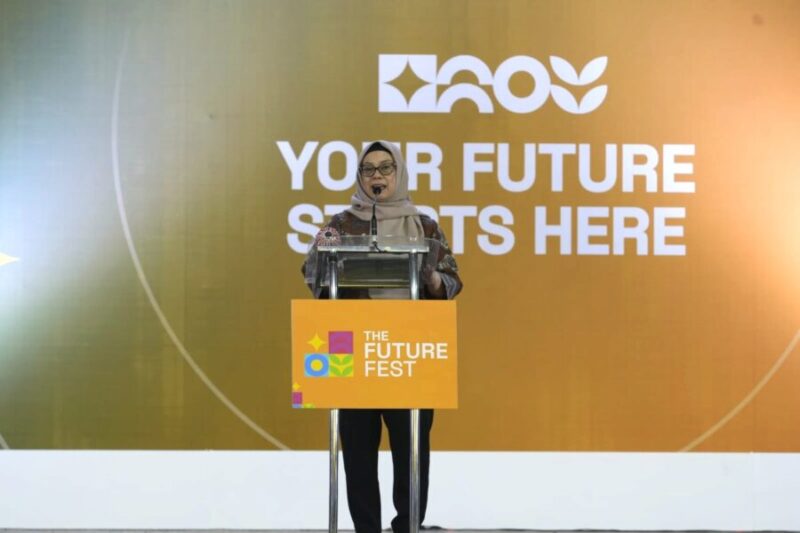 Foto Ana Windyawati, S.H., M.H., Staf Ahli Gubernur Bidang Hukum, Pemerintahan, dan Politik saat melakukan pemukulan gong sebagai tanda dibukanya The Future Fest 2026