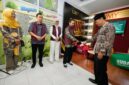 Sekretaris Universitas dan Kepala SMA N 1 Sedayu meresmikan UMY Corner dengan pengguntingan pita