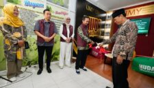 Sekretaris Universitas dan Kepala SMA N 1 Sedayu meresmikan UMY Corner dengan pengguntingan pita